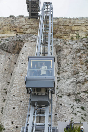 Un ascensore panoramico e inclinato per portare portare le sedie a rotelle sull'Acropoli di Atene