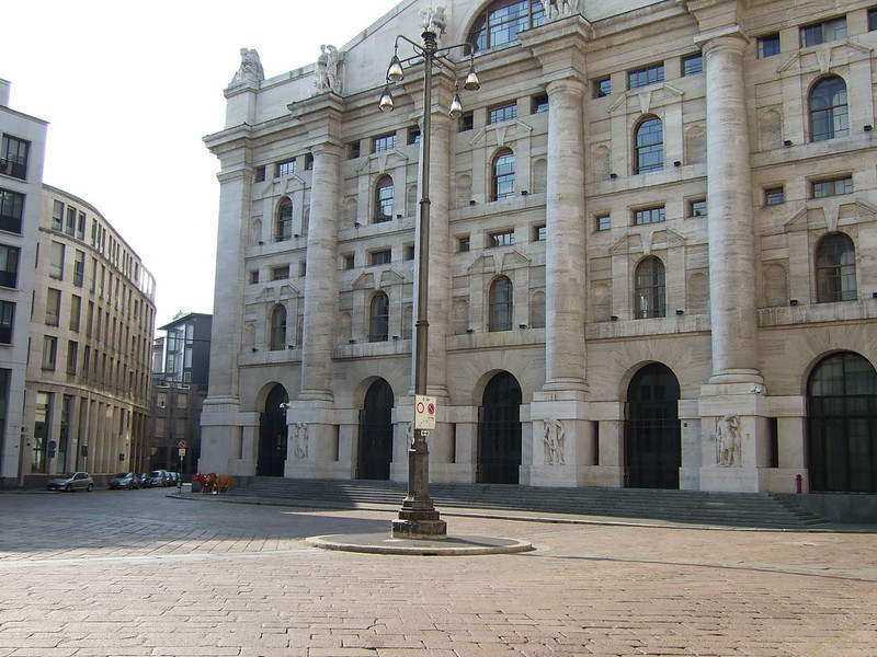 Borsa, misti gli indici europei, Milano in rialzo